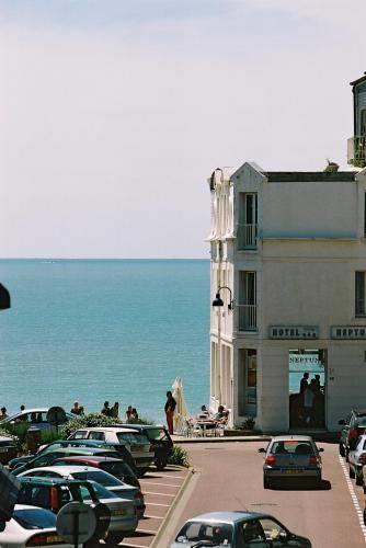 Отель Hotel Les Fresques