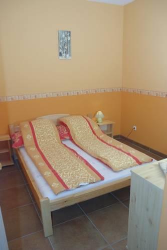 Апартаменты Amina Apartman