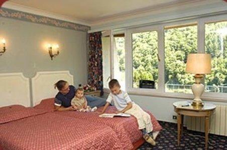 Отель Hotels Aux Roches Fleuries