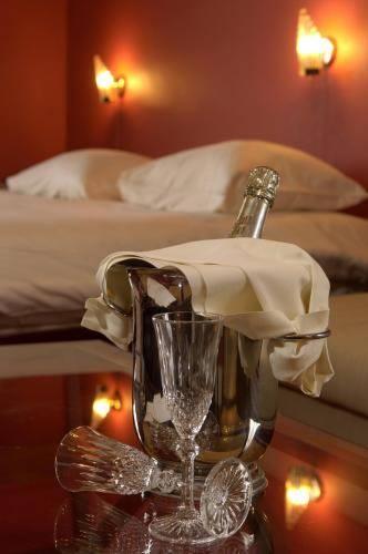 Отель Hotel Le Castel du Val d'Or