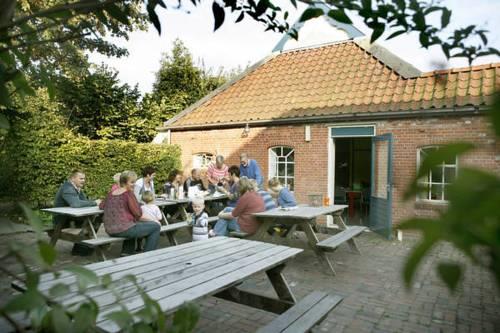 Отель Holiday Home Robersum Vierhuizen