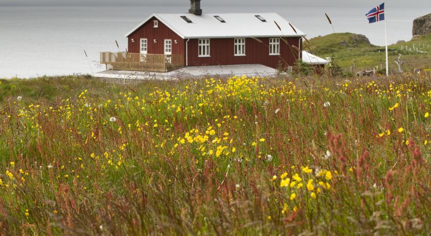 Гостевой дом Skálanes Mountain Lodge
