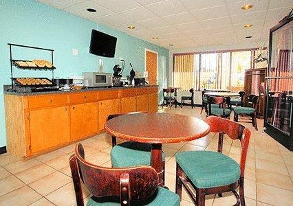 Отель Econo Lodge Henderson