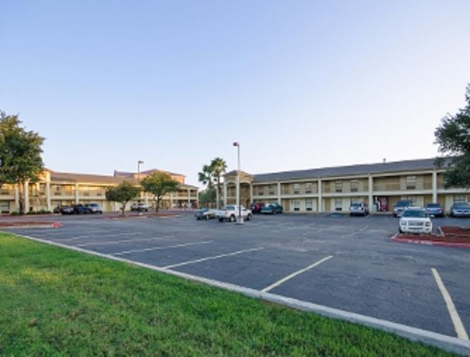 Отель Days Inn And Suites Huntsville