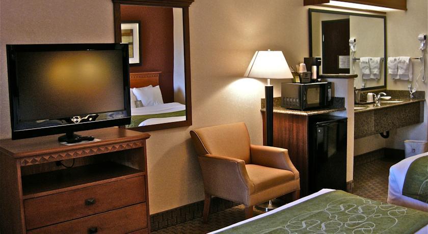 Отель Comfort Suites Airport Redmond