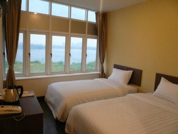 Отель 101 Lake View Hotel