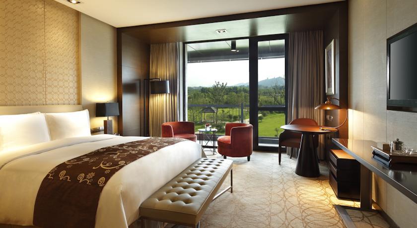 Отель Crowne Plaza Xuzhou Dalong Lake