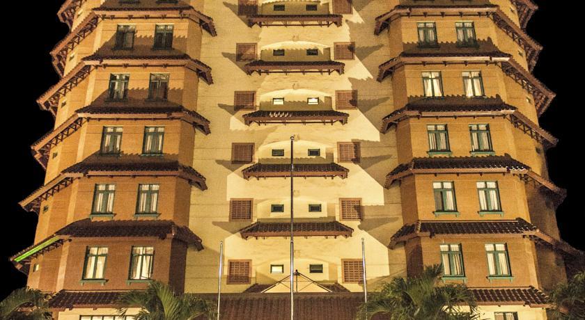 Отель Travellers Suites