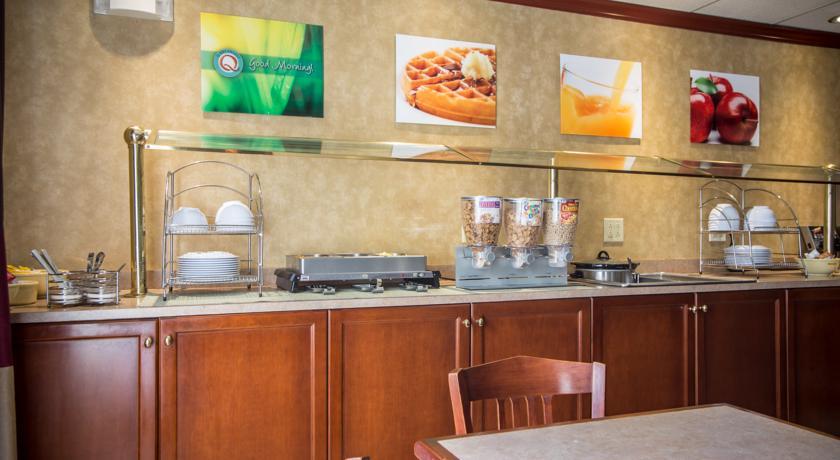 Отель Quality Suites at Carolina Place Mall