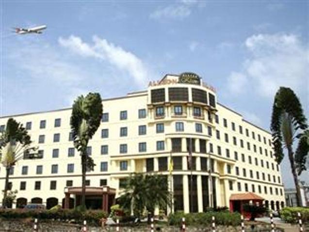 Отель The Aston Hotel