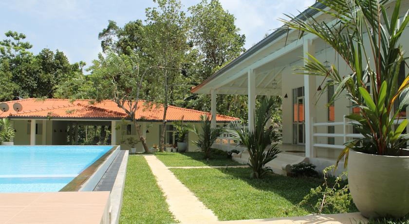 Отель Beach Grove Villas