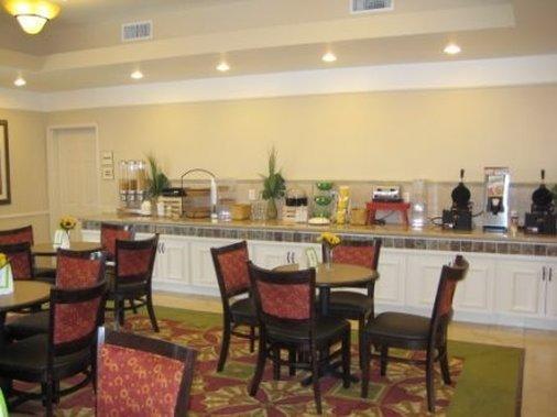 Отель La Quinta Inn & Suites Winnie