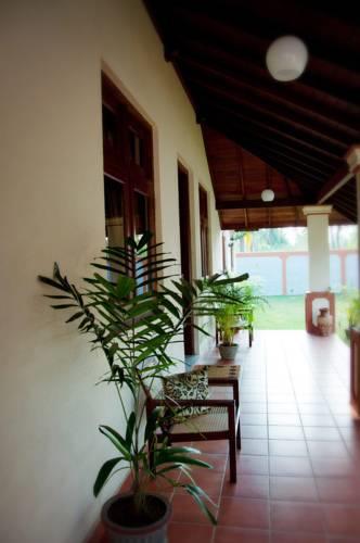 Вилла The Airport Villa