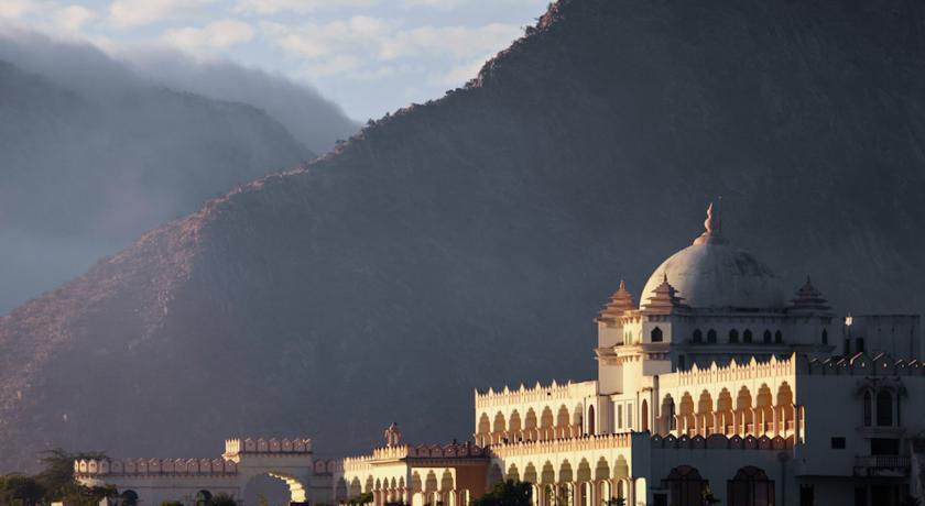 Отель Gulaab Niwaas Palace