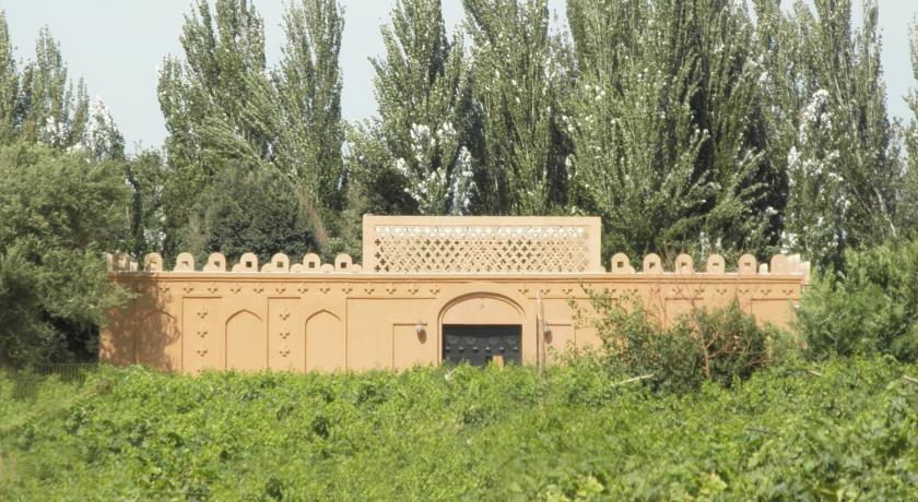 Отель Turpan Silk Road Lodges - The Vines