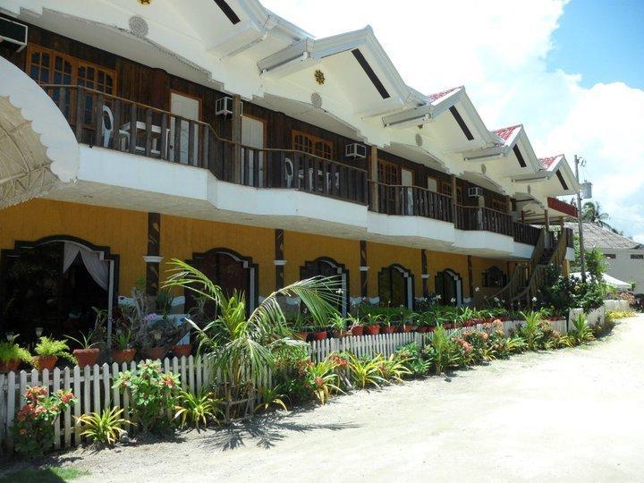 Отель Villa Limpia Beach Resort