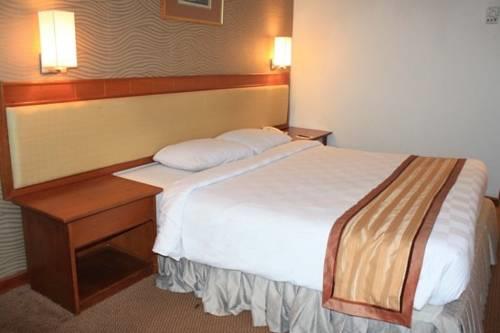 Отель Quality Plaza Hotel Makassar