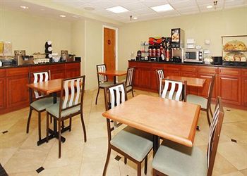 Отель Comfort Inn and Suite - Hamilton Place Mall