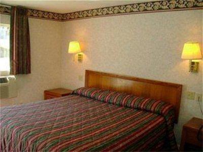Отель Passport Inn & Suites Chaplin