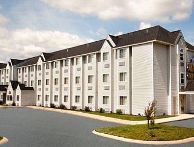 Отель Microtel Inn & Suites by Wyndham Holland