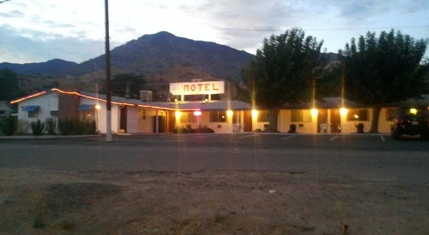 Отель Mount-N-Lake Motel