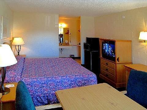 Отель American Quality Lodge