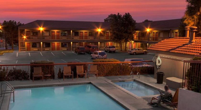 Отель Bend Three Sisters Inn and Suites