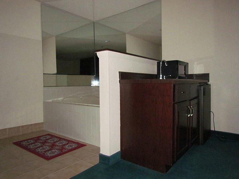 Отель Western Inn & Suites Hampton
