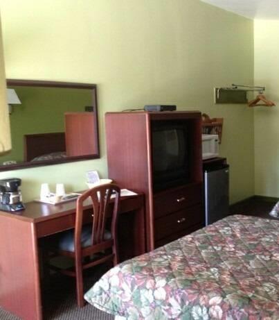 Отель Pinconning Trail Inn Motel