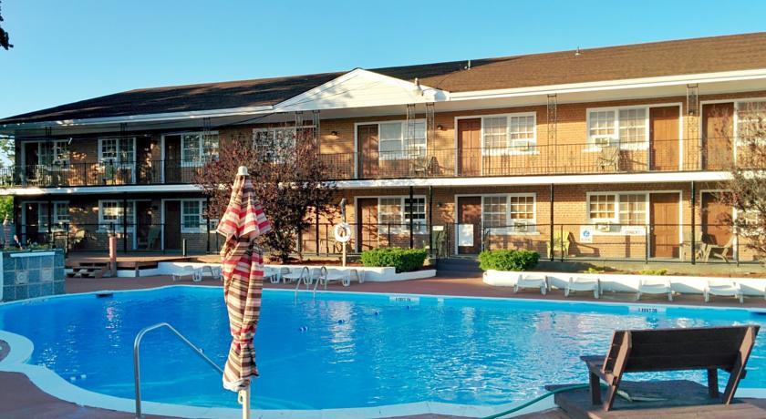 Отель Budget Host East End Hotel in Riverhead