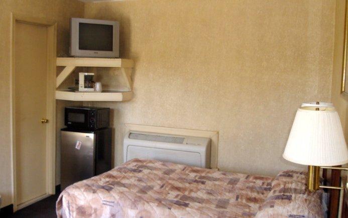 Отель Budget Inn Mount Airy