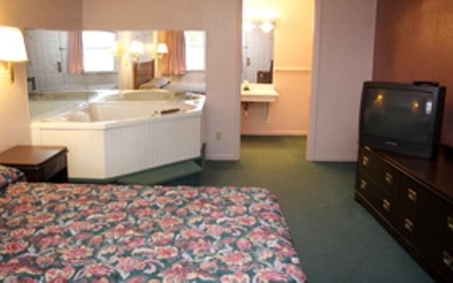 Отель Country Club Inn & Suites