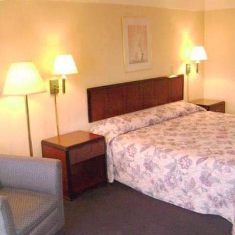 Отель Legacy Inn & Suites Wadsworth