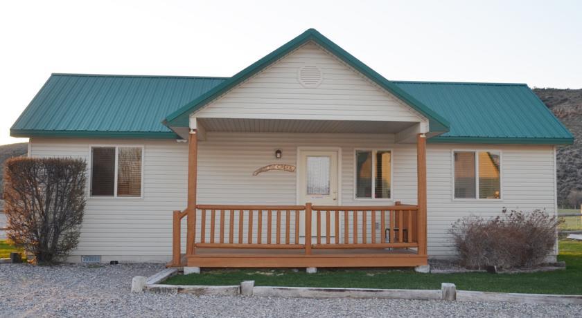 Отель Sleepy J Cabins