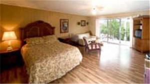 Отель Brass Door Inn Bull Shoals