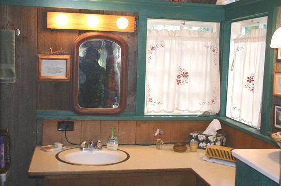 Мини-отель The Longhouse Bed & Breakfast