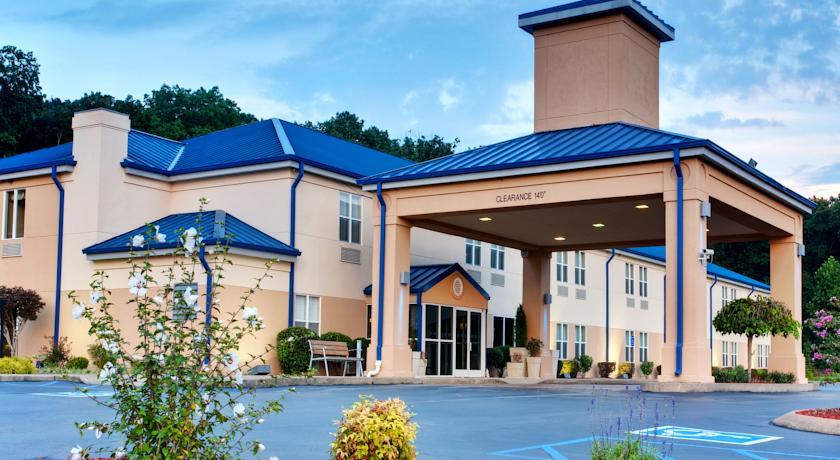 Отель Holiday Inn Express Hurricane Mills Waverly