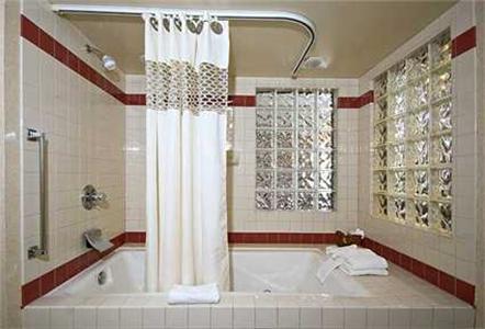 Отель Hampton Inn I-40 Hanes Mall