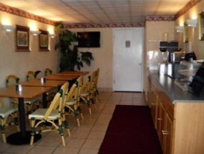 Отель Express Inn - Knoxville
