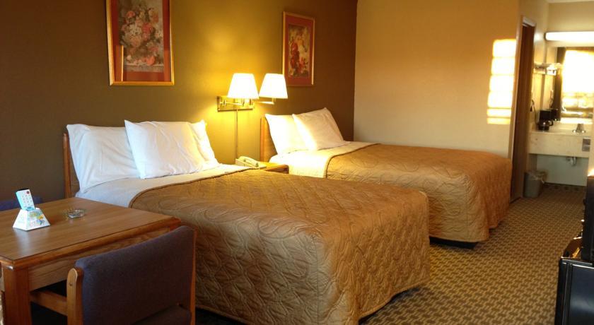 Отель Carefree Inn Madisonville