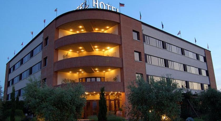 Отель Hotel Forum