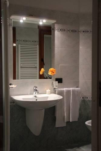 Отель Albergo Bucaneve