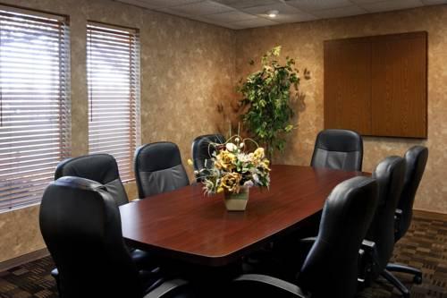 Отель ClubHouse Inn & Suites Topeka
