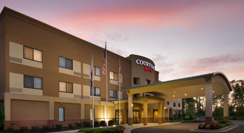 Отель Courtyard Waldorf