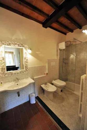 Отель Agriturismo Podere Bucine Basso