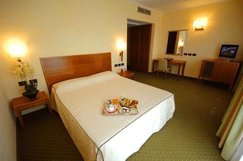 Отель Hotel dei Cavalieri Caserta