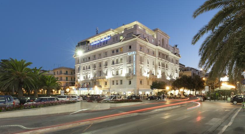 Отель Hotel Esplanade