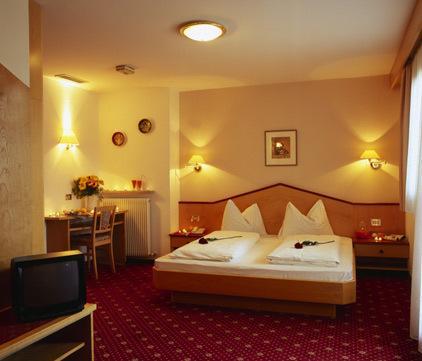 Отель Hotel Zum Tiroler Adler
