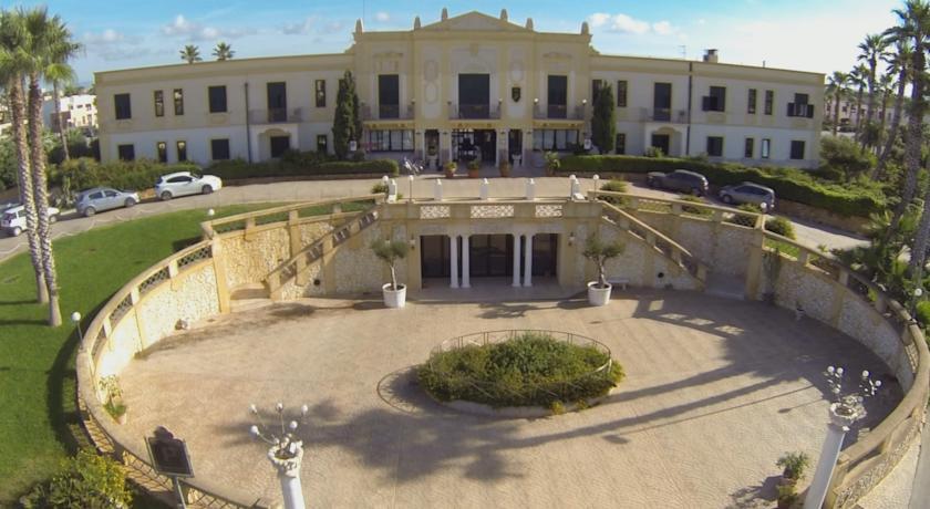 Отель Delfino Beach Hotel