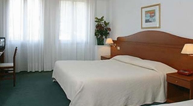 Отель Hotel Ezzelino